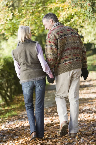 Starší pár na podzimní procházce — Stock fotografie