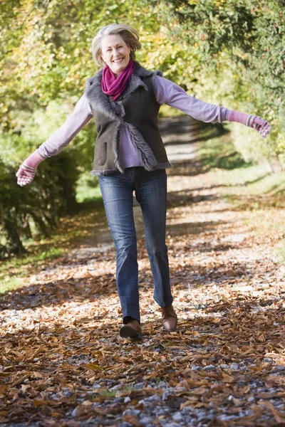 Seniorin Genießt Spaziergang Durch Den Herbstlichen Wald — Stockfoto