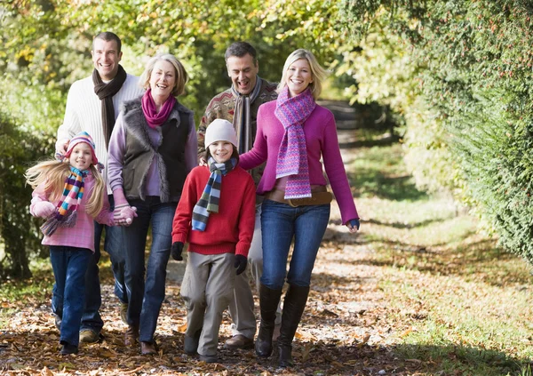 秋の森を通って歩いて多世代家族 — ストック写真