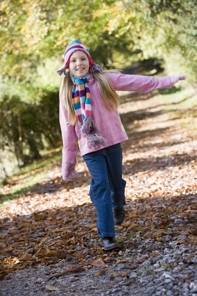Молодая Девушка Играет Осеннем Лесу — стоковое фото