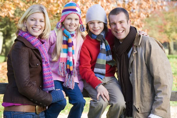 フェンスの上に座って秋の散歩に家族 — ストック写真