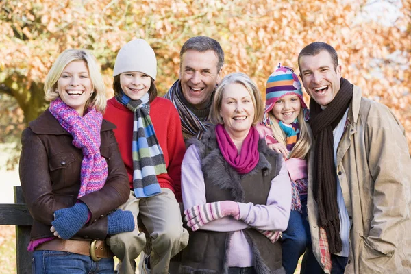 フェンスの上に座って秋の散歩に多世代家族 — ストック写真