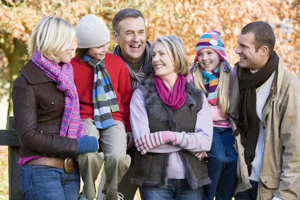 Flera Generation Familjen Hösten Promenad Sitter Staketet — Stockfoto