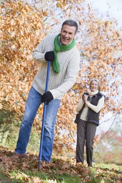 Seniorenpaar Räumt Herbstlaub Garten Auf — Stockfoto