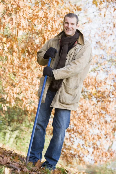 Muž Uklízí Podzimní Listí Zahradě — Stock fotografie