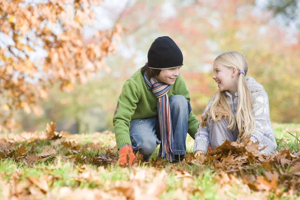 Duas Crianças Coletando Folhas Outono — Fotografia de Stock