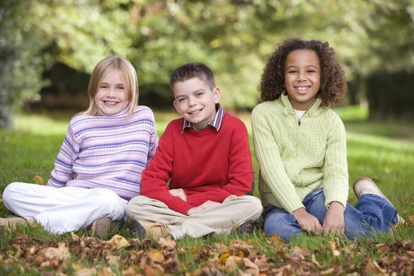 Gruppe von Kindern sitzt im Garten — Stockfoto
