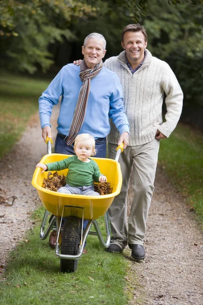 Abuelo y padre llevando a pasear a su nieto — Foto de Stock