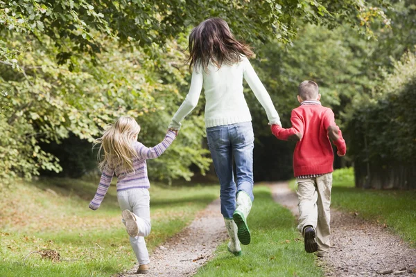 Mutter Und Kinder Laufen Wald Auf Herbstpfad — Stockfoto