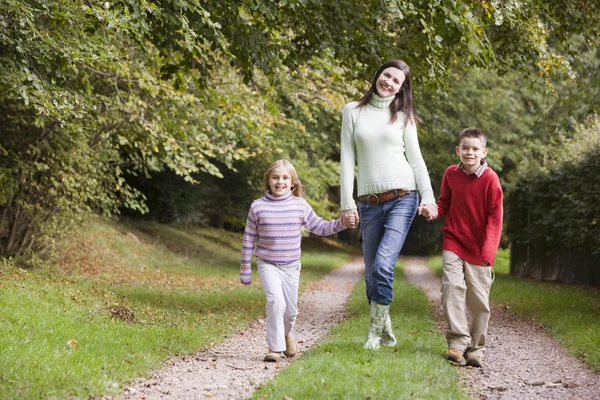 母親と子供たちの秋の森林のパスに沿って歩く — ストック写真