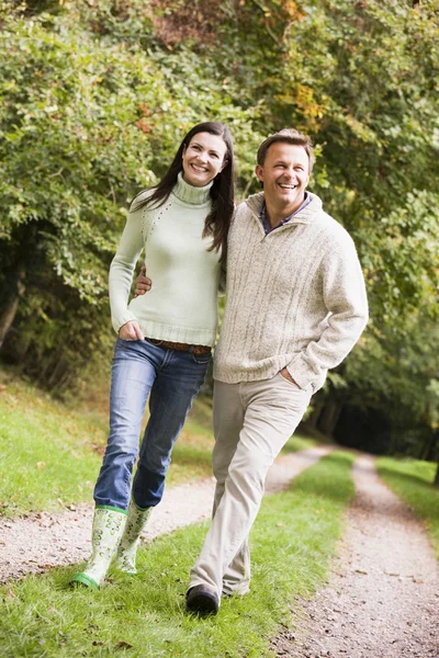 在秋天夫妇在林地步行沿林地路径 — 图库照片