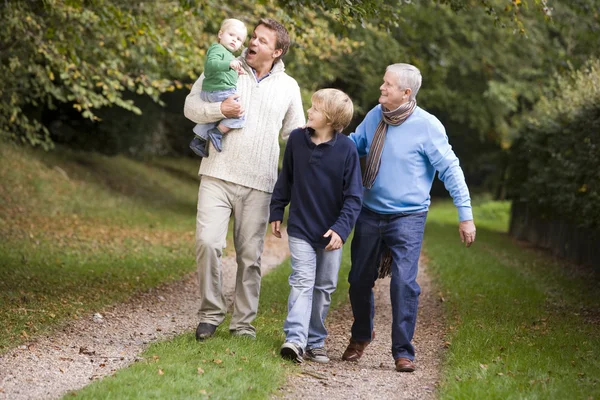 Nonno che cammina con figlio e nipoti — Foto Stock