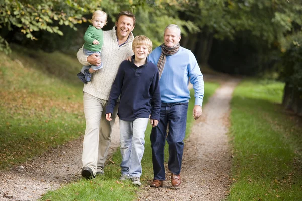 Großvater Wandert Mit Sohn Und Enkel Auf Waldweg — Stockfoto