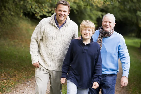 Farfar promenader med son och sonson — Stockfoto