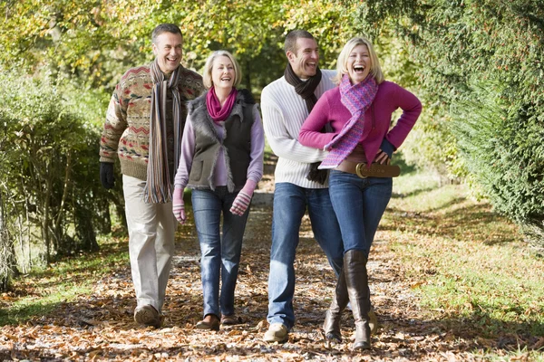 Familj grupp promenader genom skogen — Stockfoto
