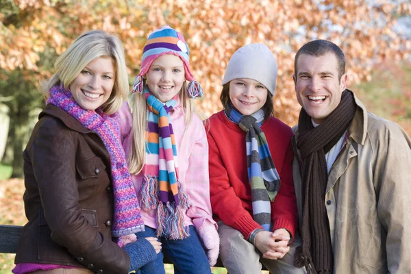Rodina na podzimní procházce — Stock fotografie