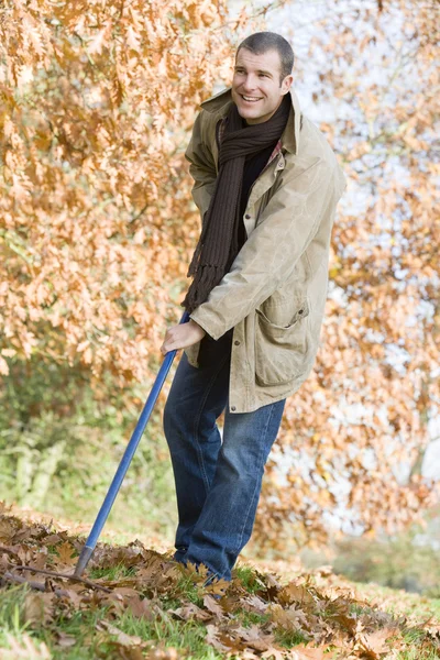 Człowiek Sprzątania Jesień Liście Prowizji — Zdjęcie stockowe
