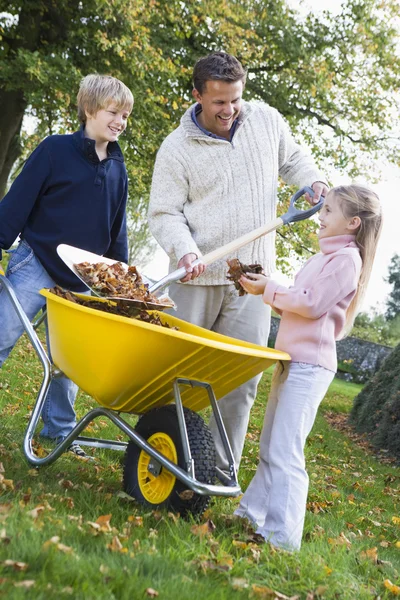 Crianças Ajudando Pai Coletar Folhas Outono Carrinho Mão — Fotografia de Stock