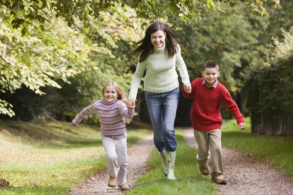 Mutter Und Kinder Laufen Herbst Auf Waldweg — Stockfoto