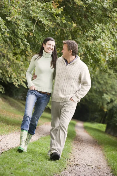 Par på promenad längs woodland väg — Stockfoto