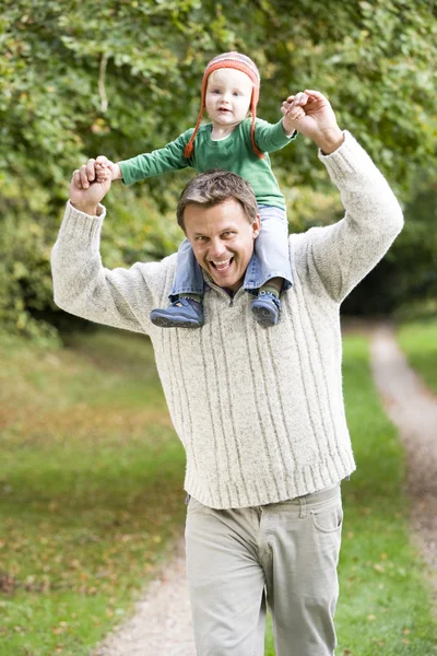 Vater lässt kleinen Sohn auf Schultern reiten — Stockfoto