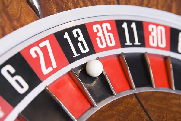 Närbild på bollen på roulette-hjulet — Stockfoto