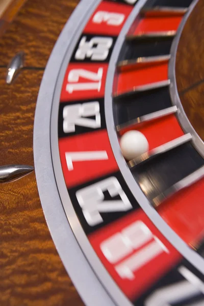 Close up van roulettewiel spinnen — Stockfoto
