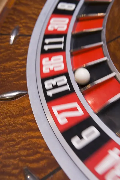 Крупный План Вращающегося Колеса Рулетки Мячом Номером Тринадцать — стоковое фото