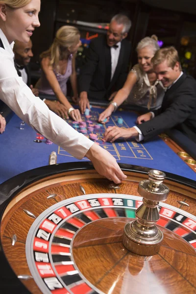 Grupp Vänner Spel Roulette Bord Casino — Stockfoto