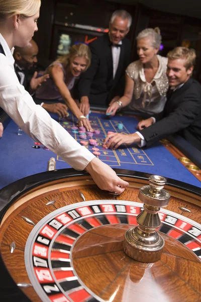Grupp vänner spel i casino — Stockfoto