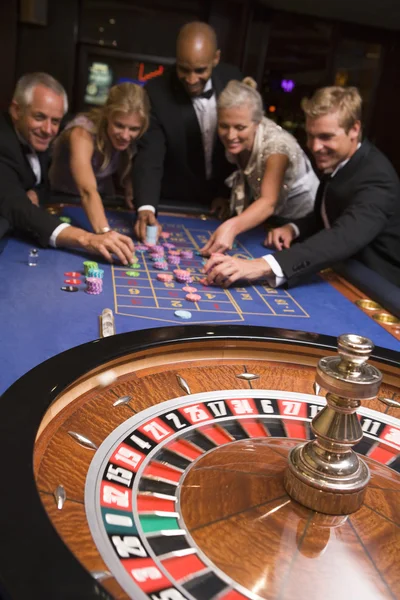 Ομάδα φίλων, τα τυχερά παιχνίδια στο καζίνο — Φωτογραφία Αρχείου
