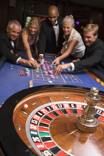 Groupe Amis Jouant Roulette Table Dans Casino — Photo