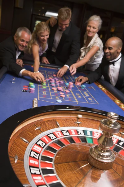 Ομάδα φίλων των τυχερών παιχνιδιών σε καζίνο — Φωτογραφία Αρχείου