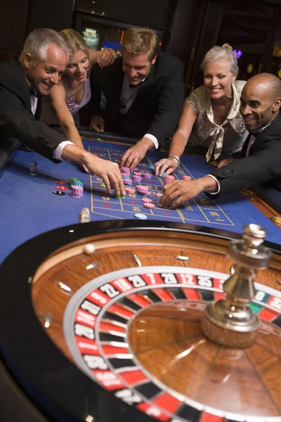 Ομάδα φίλων, τα τυχερά παιχνίδια στο καζίνο — Φωτογραφία Αρχείου