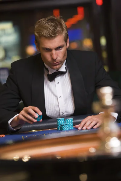 Hombre apostando en la mesa de ruleta — Foto de Stock