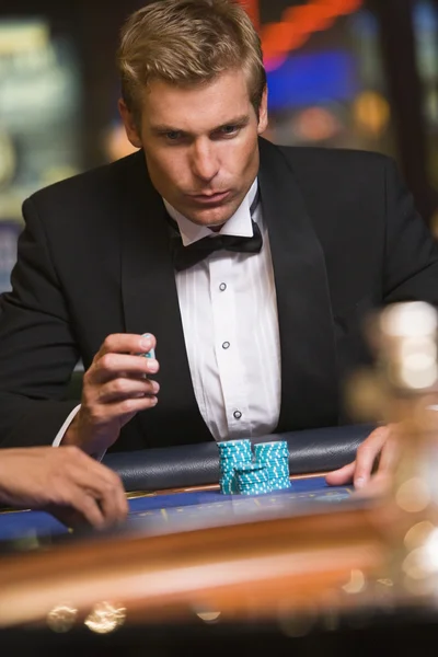카지노에서 룰렛 테이블에서 도박 하는 남자 — 스톡 사진