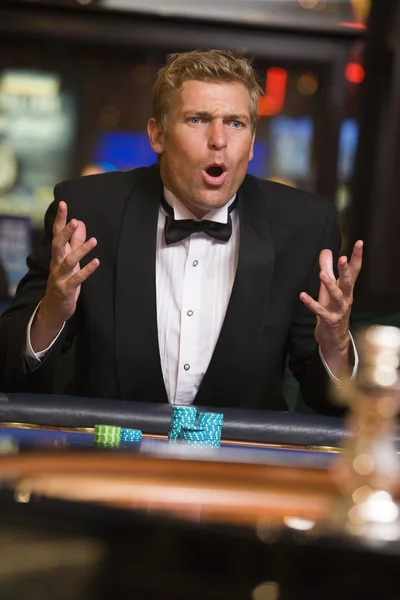 Hombre perdiendo en la mesa de ruleta — Foto de Stock