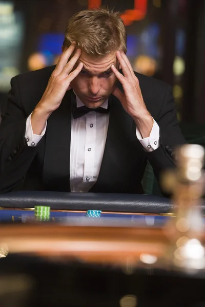 Hombre Perdiendo Mesa Ruleta Casino — Foto de Stock