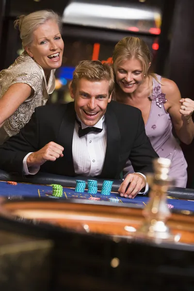 Hombre Ganando Mesa Ruleta Casino Rodeado Mujeres Glamorosas —  Fotos de Stock