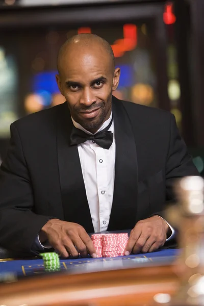 Άνθρωπος Που Κάθεται Στο Τραπέζι Της Ρουλέτας Στο Καζίνο — Φωτογραφία Αρχείου