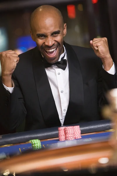カジノでルーレットのテーブルで勝つ男 — ストック写真