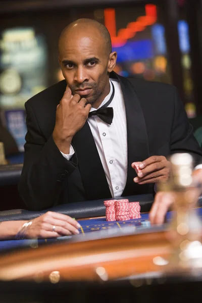 Homme Concentrant Tout Étant Assis Table Roulette Dans Casino — Photo
