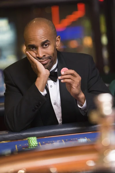 Seorang Pria Kalah Meja Roulette Kasino — Stok Foto