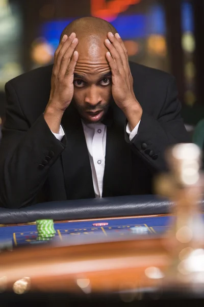 Hombre Perdiendo Mesa Ruleta Casino — Foto de Stock