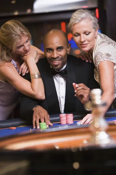 Hombre Mesa Ruleta Casino Rodeado Mujeres Glamorosas — Foto de Stock