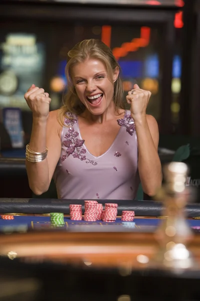 Casino Rulet Masasında Kazanan Kadın — Stok fotoğraf