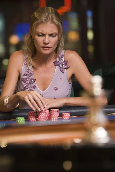 Mujer Concentrándose Mesa Ruleta Casino — Foto de Stock