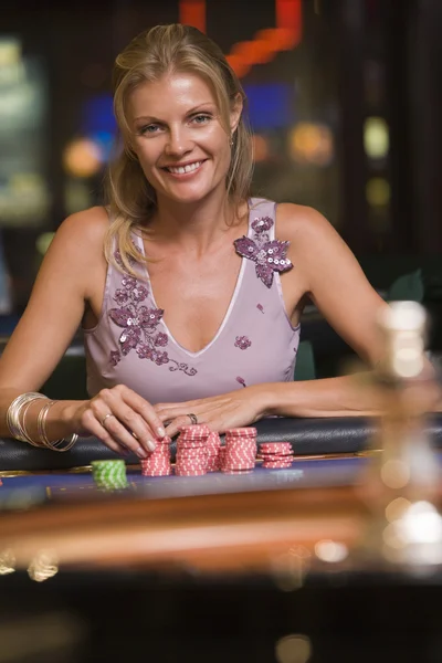 Γυναίκα, τα τυχερά παιχνίδια στο τραπέζι της ρουλέτας — Φωτογραφία Αρχείου