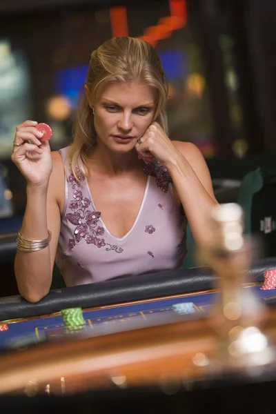 Mujer perdiendo en la mesa de ruleta — Foto de Stock