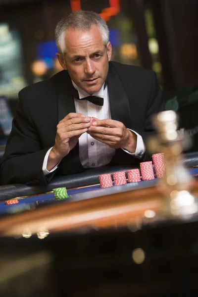 Άνθρωπος τα τυχερά παιχνίδια στο τραπέζι της ρουλέτας — Φωτογραφία Αρχείου